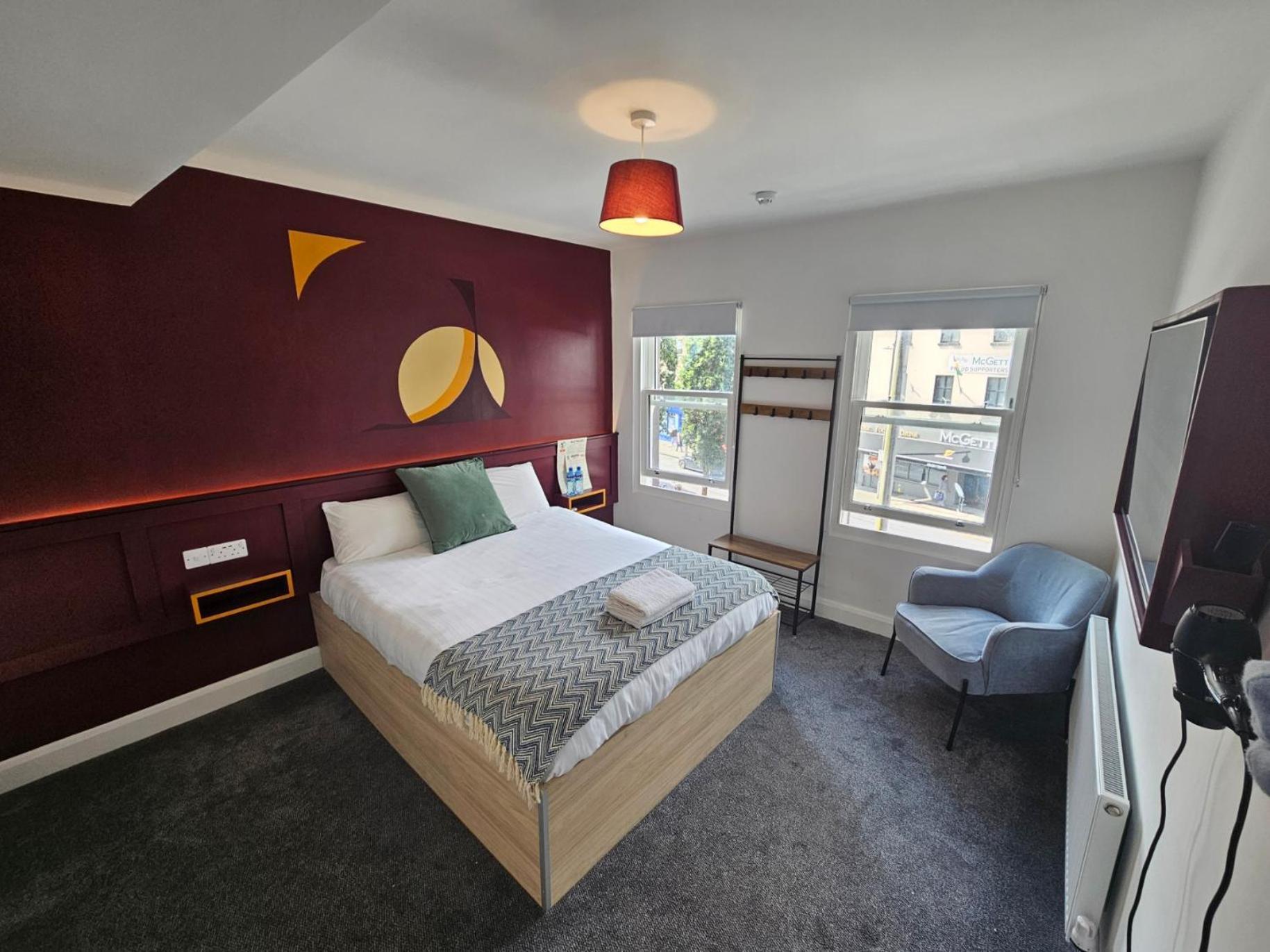 Mary Mullen'S Rooms Eyre Square. 戈尔韦 外观 照片