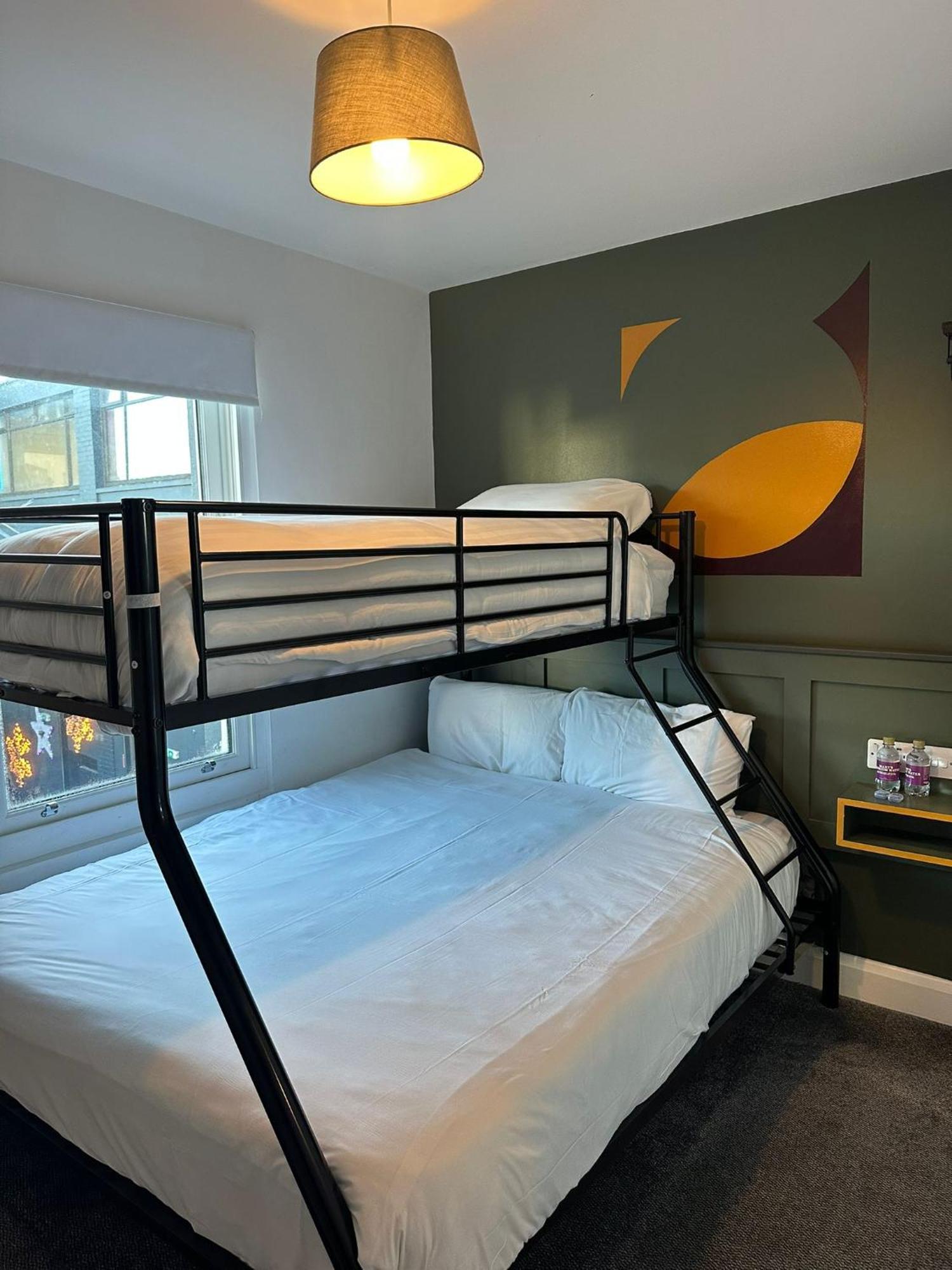 Mary Mullen'S Rooms Eyre Square. 戈尔韦 外观 照片