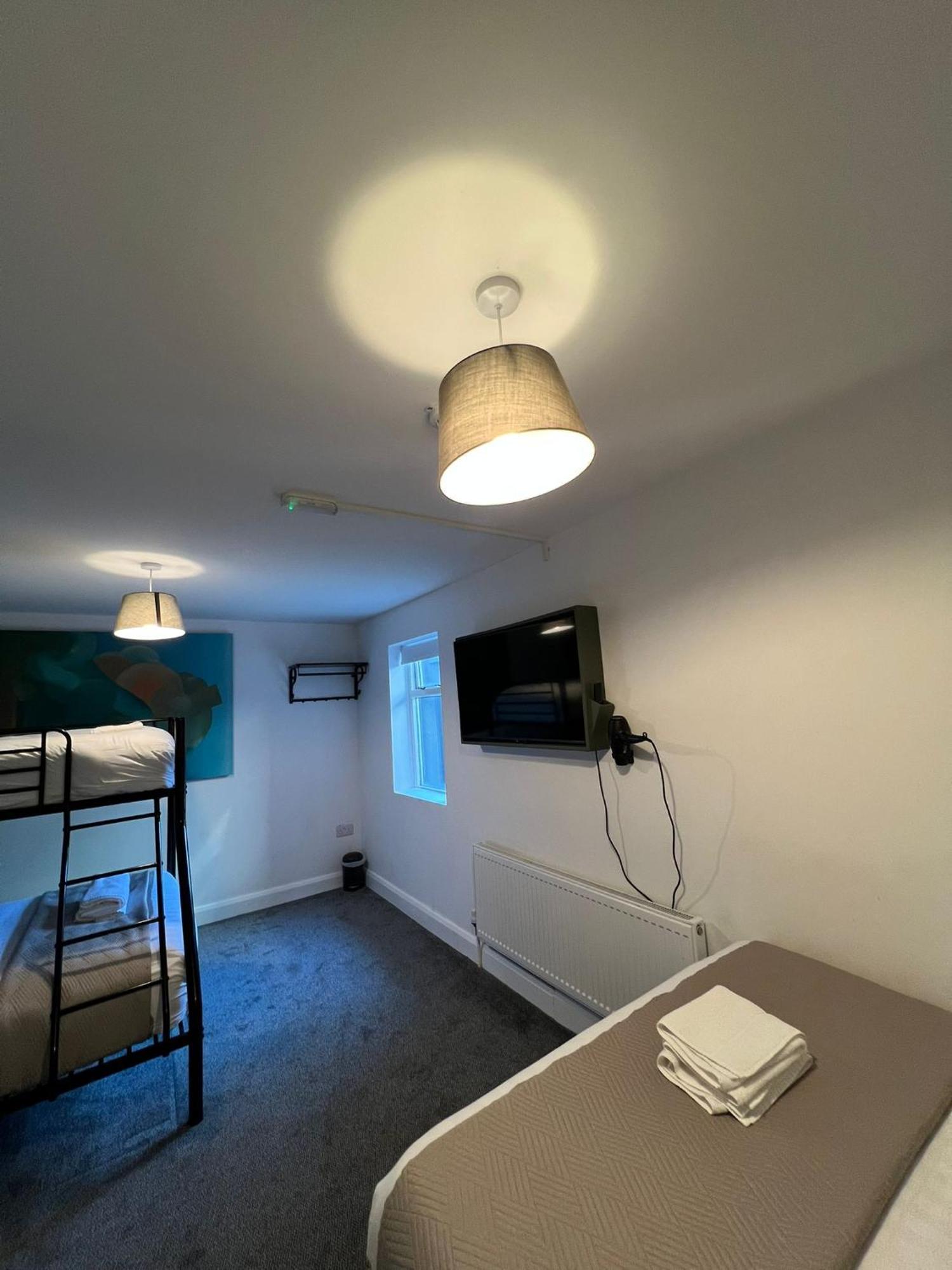 Mary Mullen'S Rooms Eyre Square. 戈尔韦 外观 照片