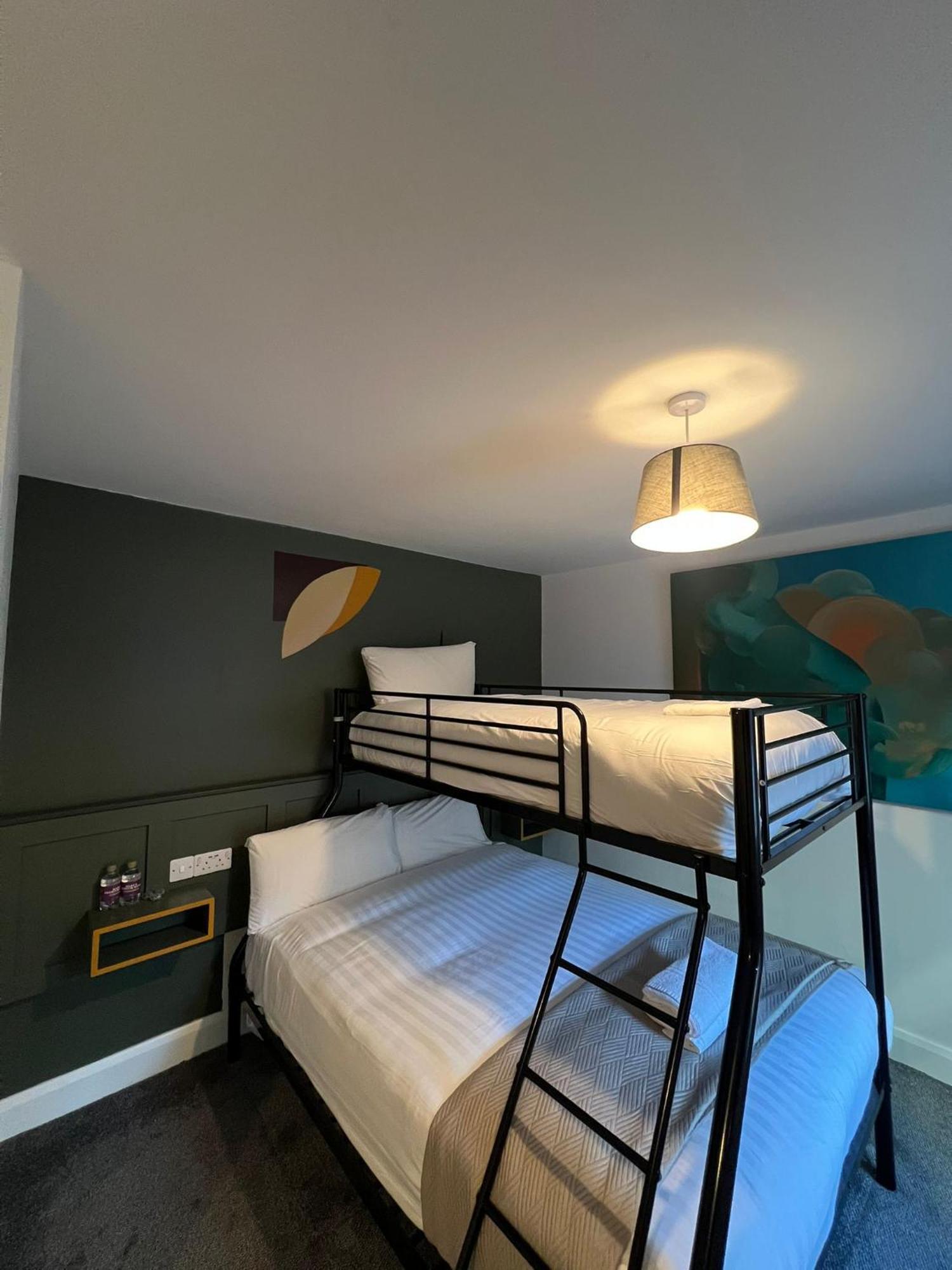 Mary Mullen'S Rooms Eyre Square. 戈尔韦 外观 照片